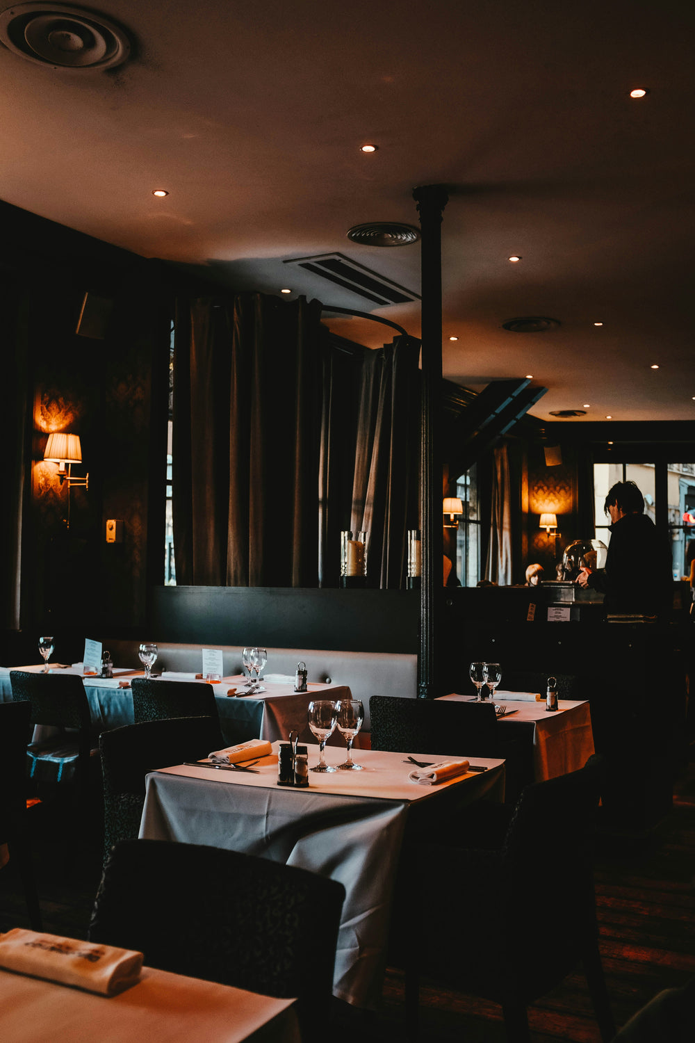 Restaurant avec client à table