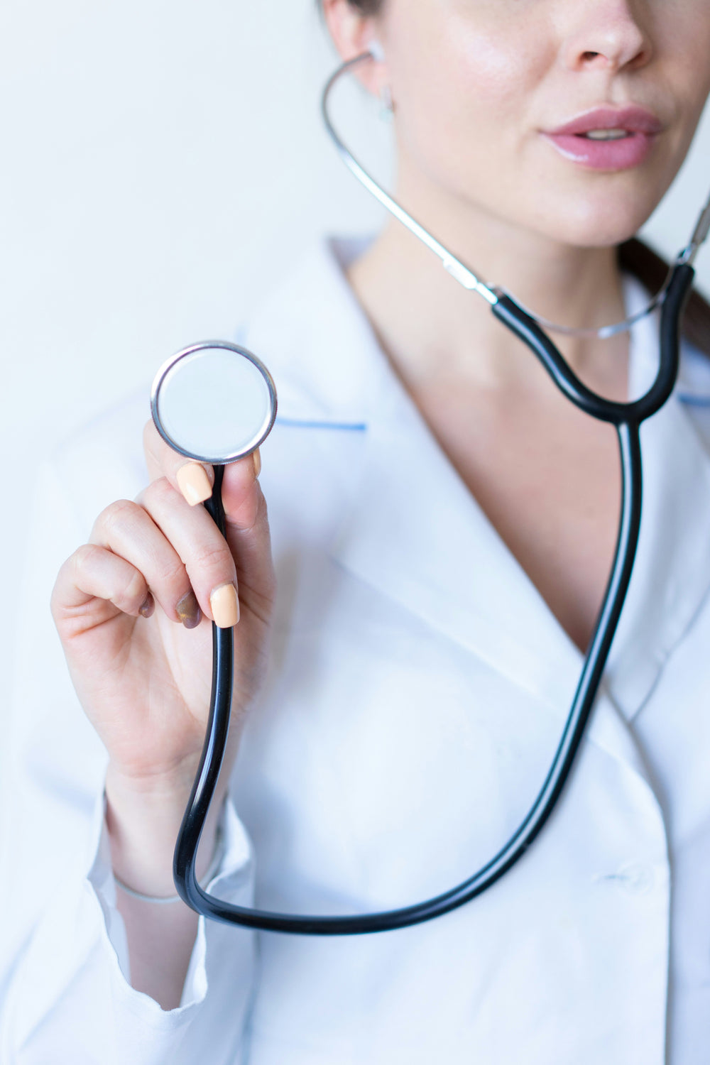 Clinique moderne avec patient et réception